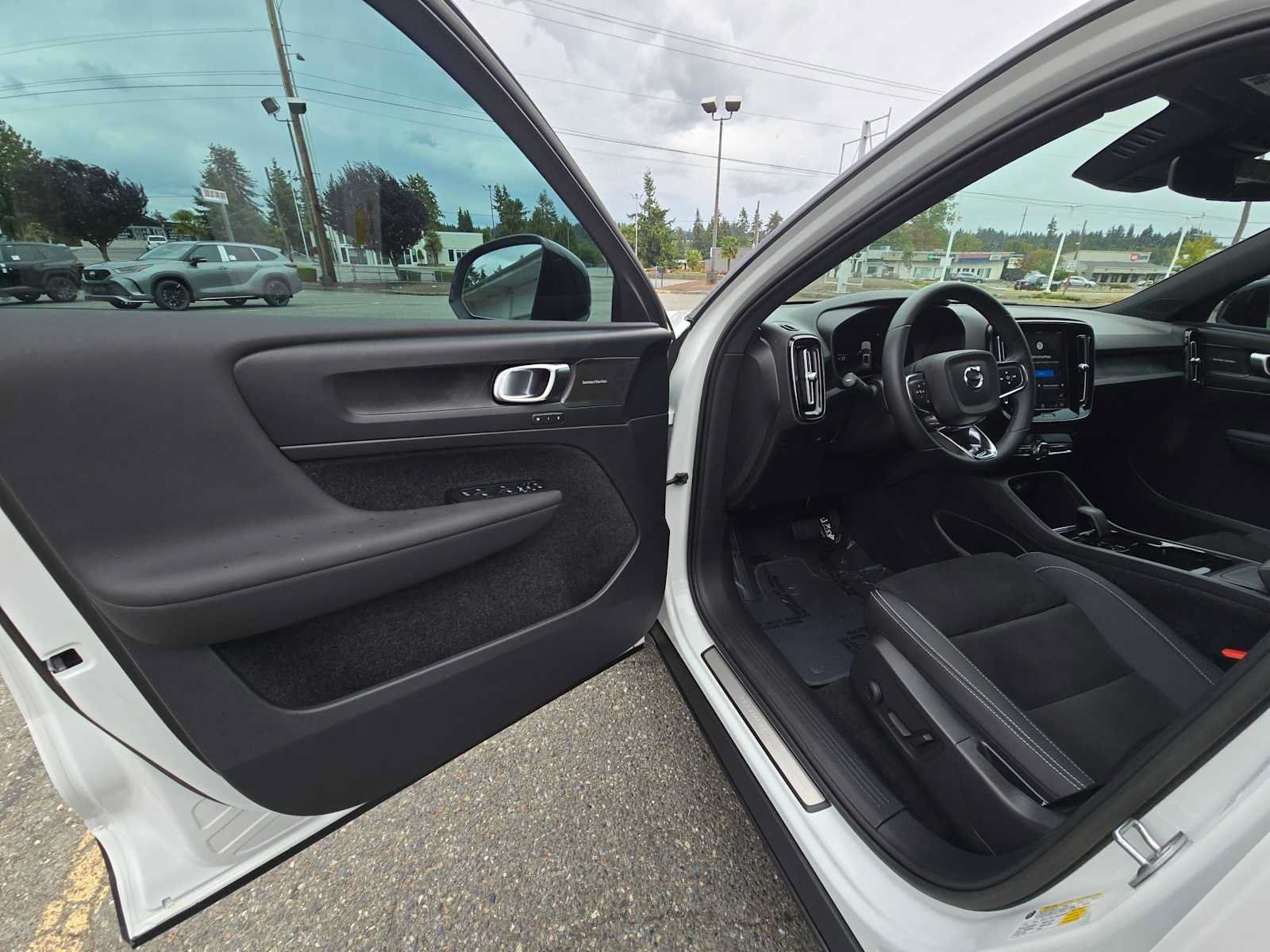 Used 2023 Volvo XC40 Recharge Ultimate AWD/4WD image 20