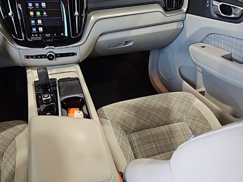 Used 2022 Volvo XC60 B5 Momentum image 24