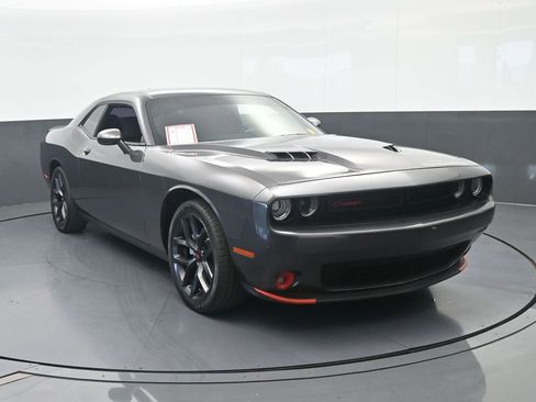 Used 2022 Dodge Challenger SXT w/ Driver Convenience Group RWD image 9