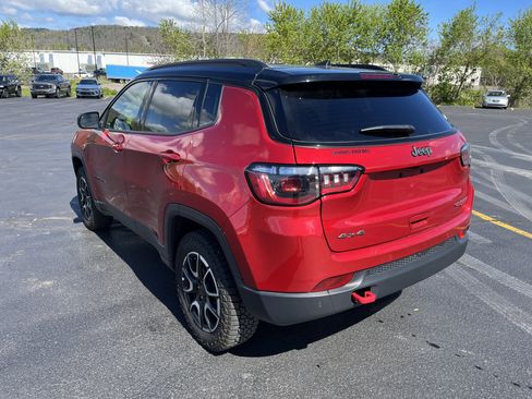 Used 2025 Jeep Compass Trailhawk AWD/4WD image 5