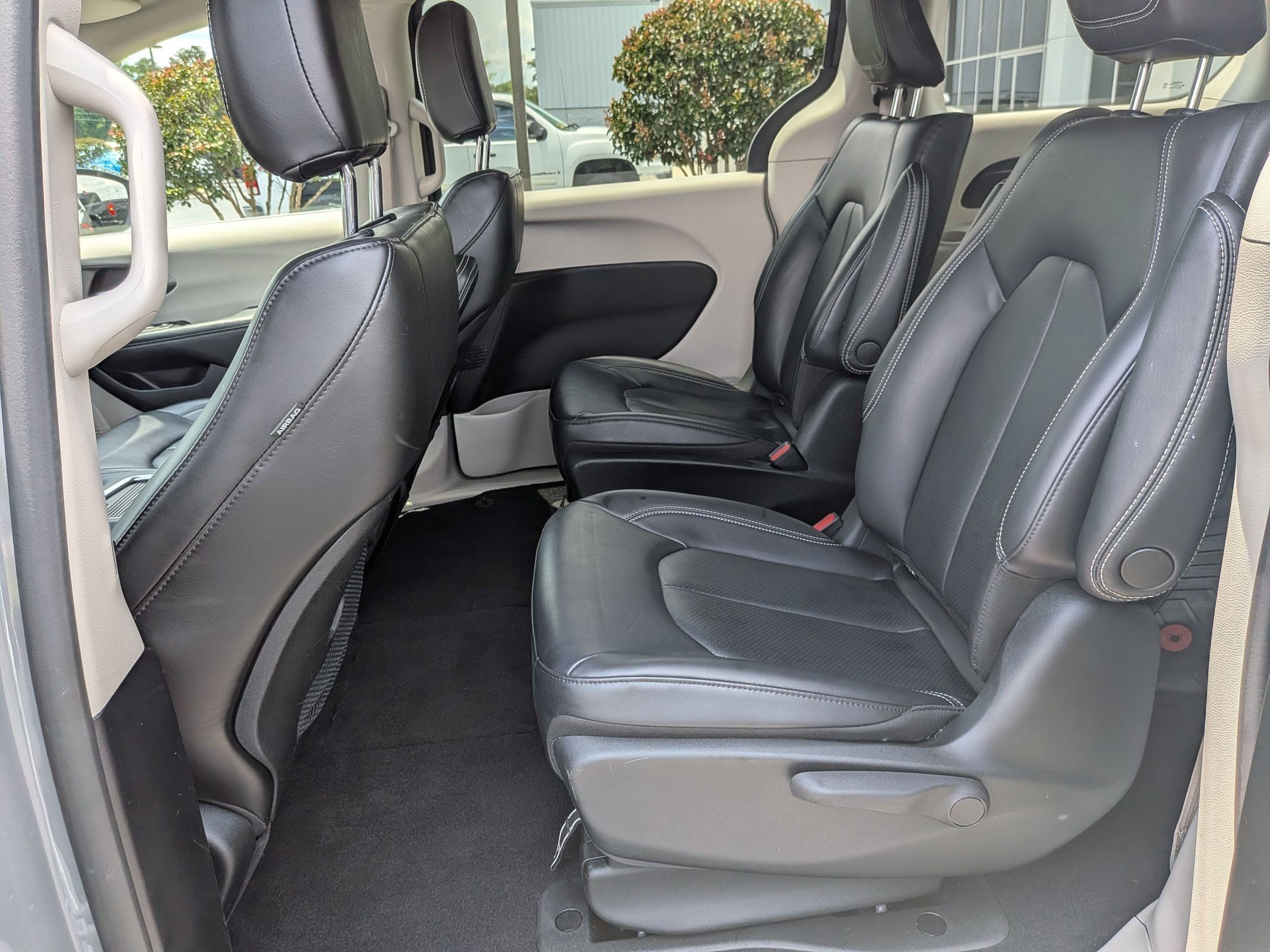 Used 2023 Chrysler Pacifica Touring-L FWD image 18