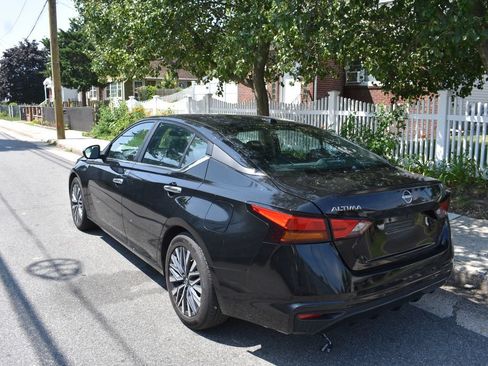 Used 2025 Nissan Altima 2.5 SV FWD image 8