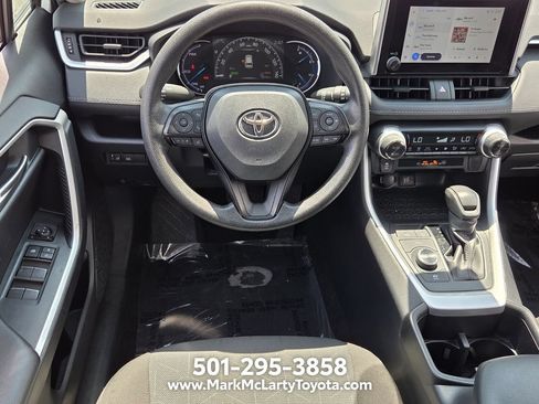 Used 2025 Toyota RAV4 XLE AWD/4WD image 11