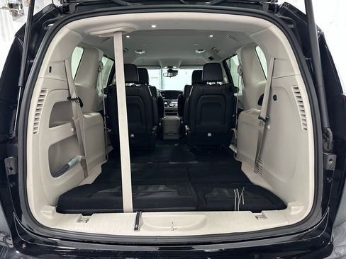 Used 2023 Chrysler Pacifica Touring-L image 50