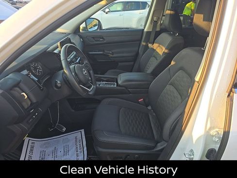 Certified 2025 Nissan Pathfinder SV w/ SV Premium Package FWD image 4