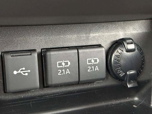 Used 2021 Toyota Highlander XLE AWD/4WD image 48
