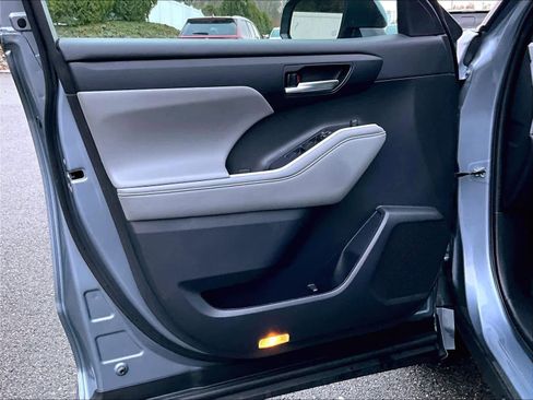 Used 2023 Toyota Highlander XLE image 9