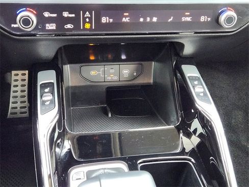 Certified 2025 Kia Sorento SX image 19