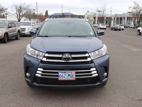 Certified 2017 Toyota Highlander Limited Platinum image 2