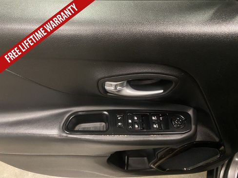 Used 2016 Jeep Renegade Latitude AWD/4WD image 24