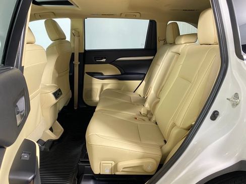 Used 2019 Toyota Highlander XLE AWD/4WD image 13