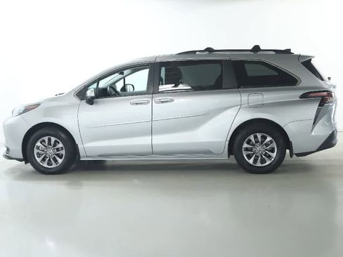 Used 2025 Toyota Sienna LE FWD image 35