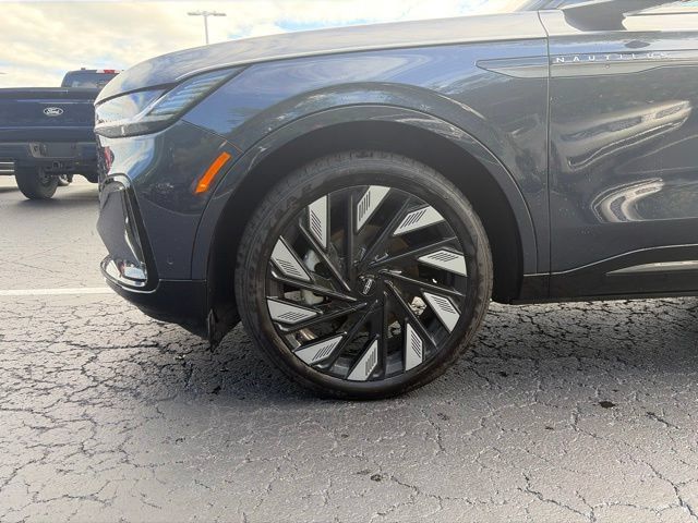 Used 2024 Lincoln Nautilus Reserve w/ Equipment Group 202A AWD/4WD image 4