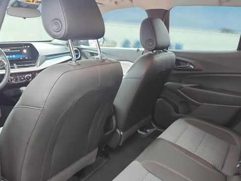 Used 2025 Chevrolet Trax LT w/ LT Convenience Package image 18