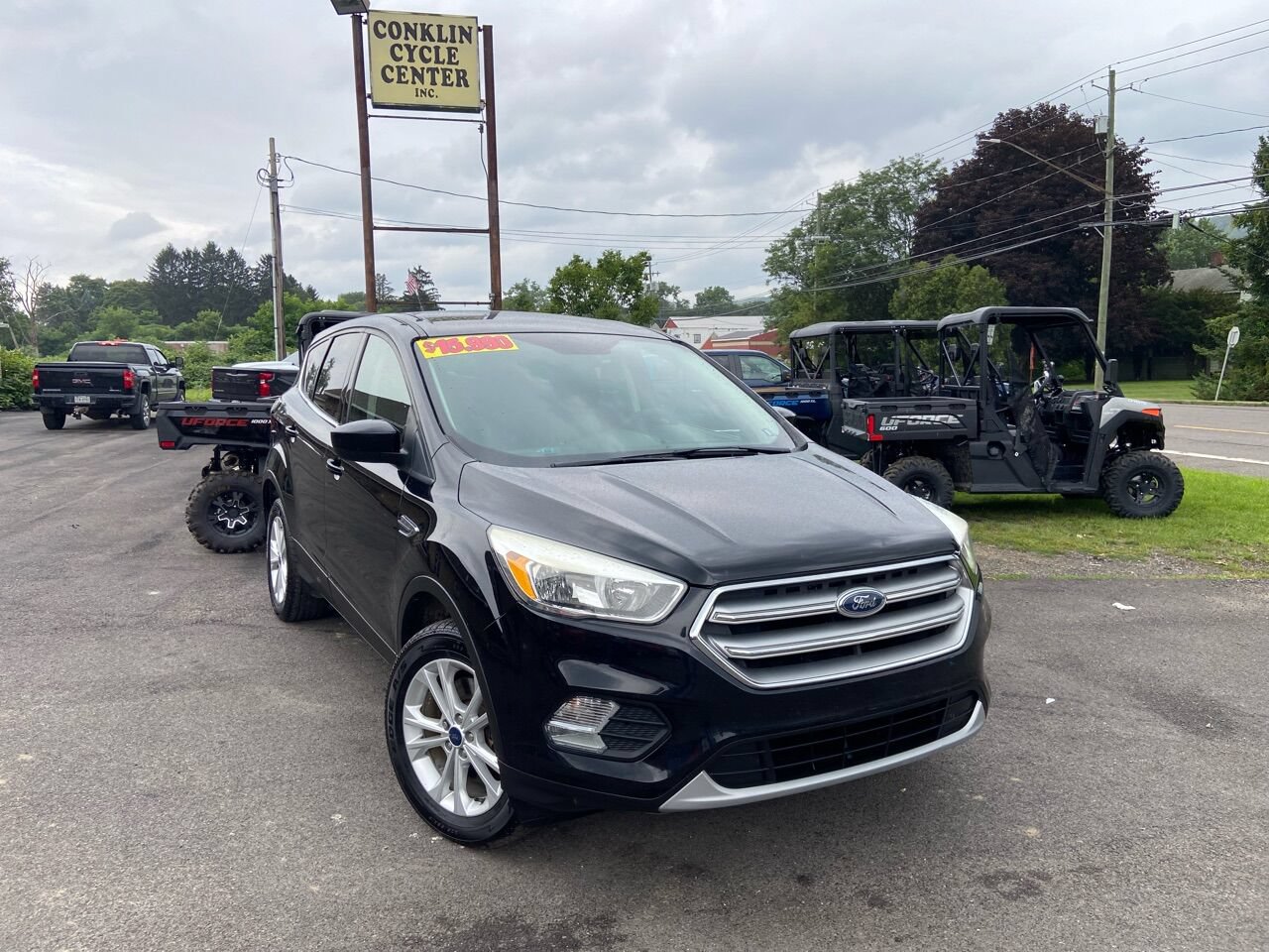 Used 2017 Ford Escape SE w/ SE Cold Weather Package AWD/4WD image 1