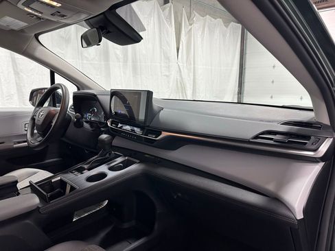 Used 2025 Toyota Sienna LE image 65