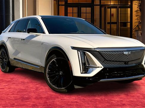 New 2025 Cadillac Lyriq Luxury image 2
