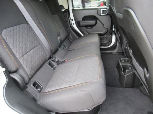 Certified 2024 Jeep Gladiator Mojave w/ Technology Group image 30