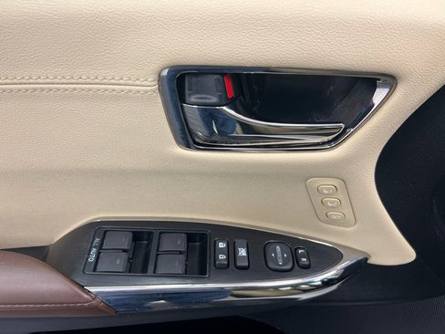 Used 2017 Toyota Avalon XLE Premium image 6