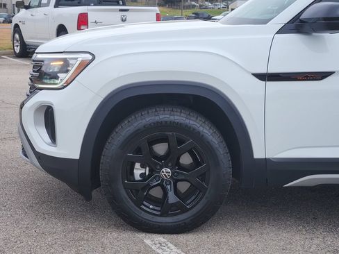 Used 2025 Volkswagen Atlas Peak Edition SE AWD/4WD image 4
