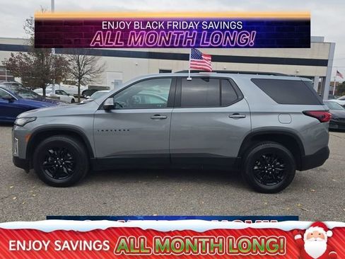 Used 2023 Chevrolet Traverse LT image 2
