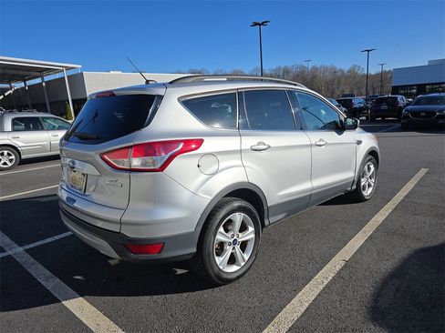 Used 2016 Ford Escape SE w/ Equipment Group 201A image 2