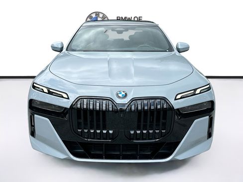 Used 2023 BMW 740i w/ Parking Assistance Package RWD image 2