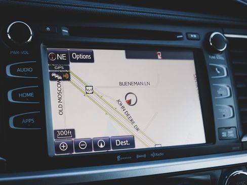 Used 2018 Toyota Highlander SE w/ Carpet Mat Package (TMS) image 3