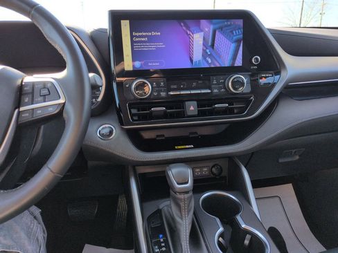 Used 2023 Toyota Highlander XLE image 17