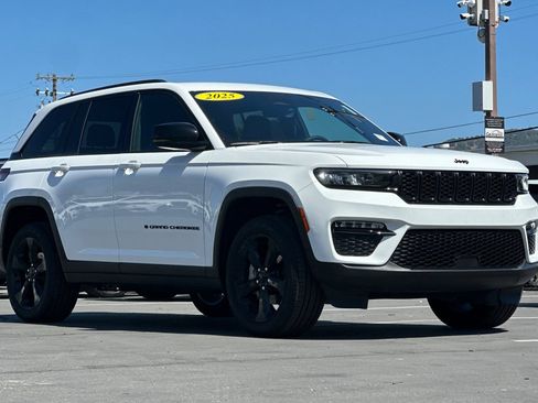 Used 2025 Jeep Grand Cherokee Limited w/ Black Appearance Package AWD/4WD image 9