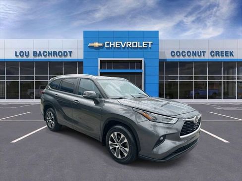 Used 2024 Toyota Highlander XLE FWD image 2