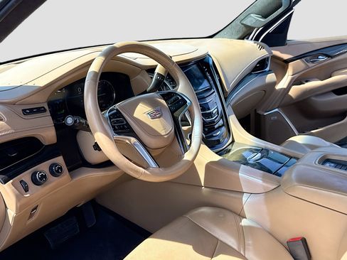 Used 2018 Cadillac Escalade ESV Platinum AWD/4WD image 4