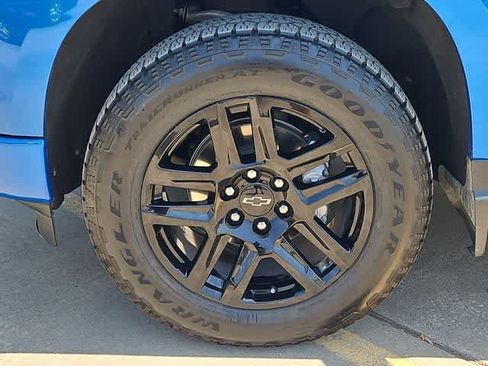 Used 2023 Chevrolet Silverado 1500 Custom w/ 2.7L Blackout Package RWD image 19