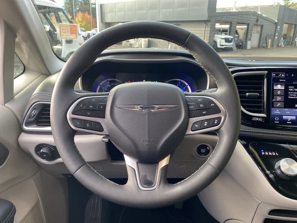 Used 2024 Chrysler Pacifica Limited FWD image 18