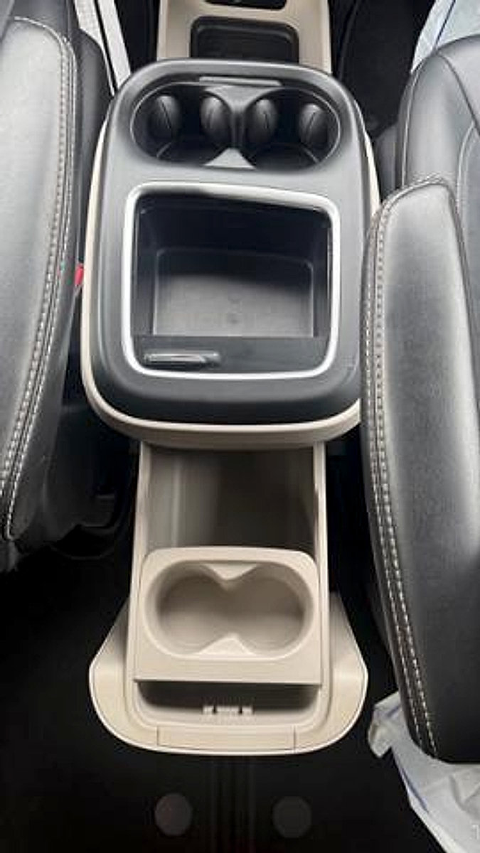 Used 2024 Chrysler Pacifica Touring-L FWD image 21