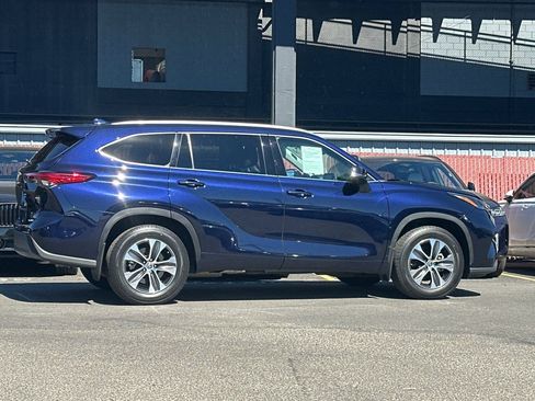 Used 2022 Toyota Highlander XLE AWD/4WD image 8