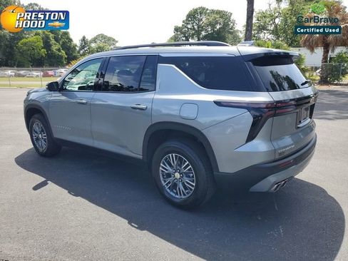 Used 2025 Chevrolet Traverse LT FWD image 4