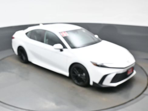 Used 2025 Toyota Camry SE image 34