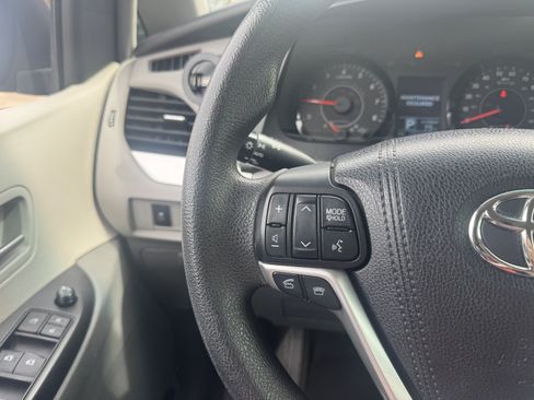 Used 2015 Toyota Sienna LE FWD image 28