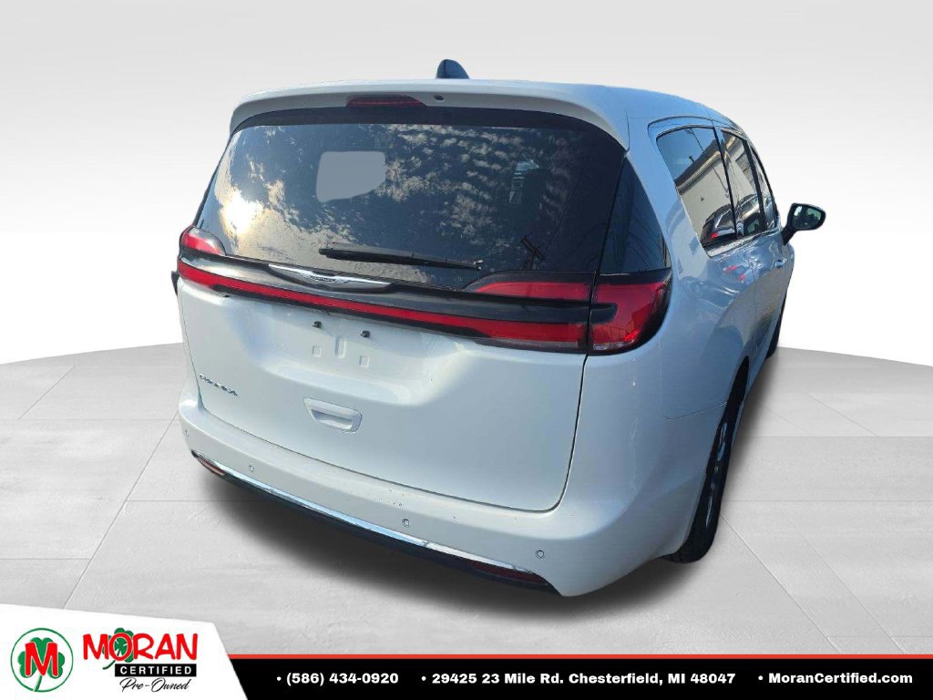 Used 2023 Chrysler Pacifica Touring-L FWD image 3