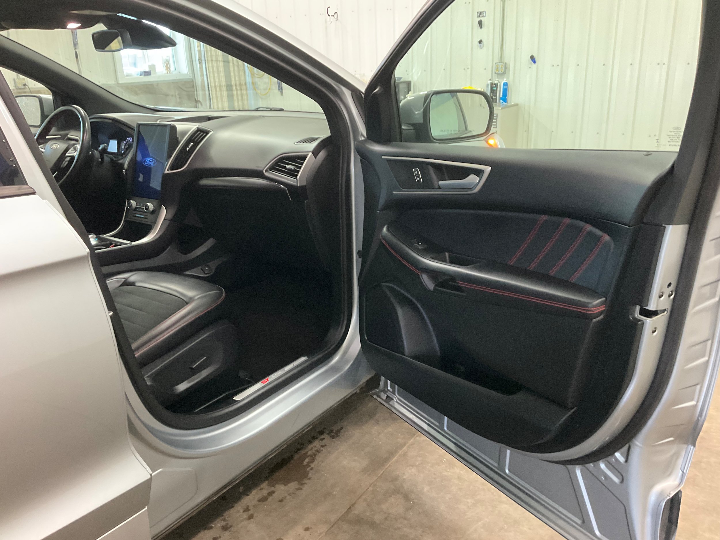 Used 2024 Ford Edge ST-Line w/ Class II Trailer Tow Package AWD/4WD image 30