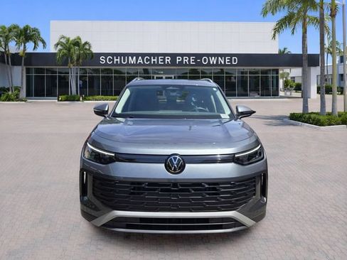 Certified 2025 Volkswagen Tiguan SE w/ Panoramic Sunroof Package AWD/4WD image 2