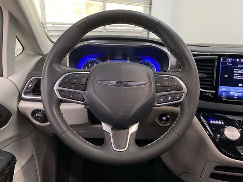 Used 2023 Chrysler Pacifica Touring-L FWD image 18