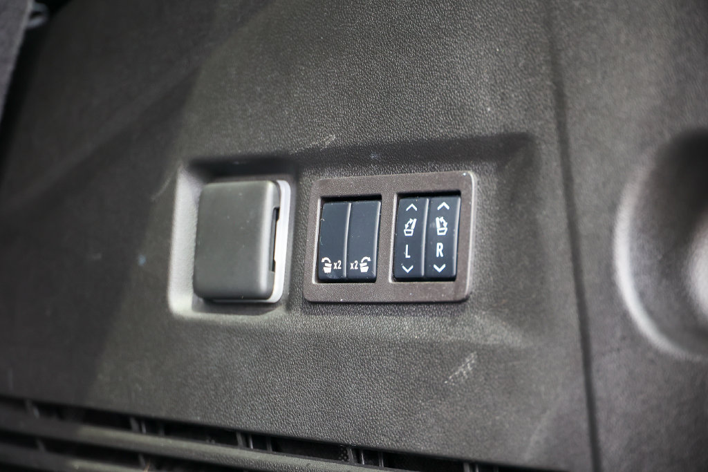 Used 2024 GMC Yukon SLT w/ SLT Luxury Package AWD/4WD image 46