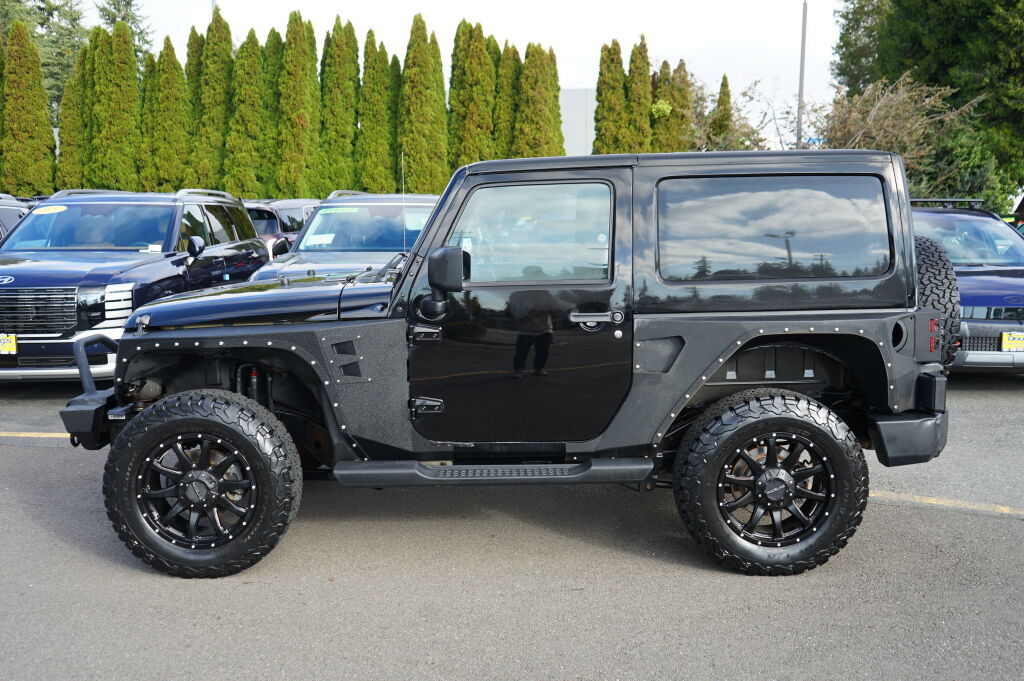Used 2011 Jeep Wrangler Sahara w/ Connectivity Group AWD/4WD image 12