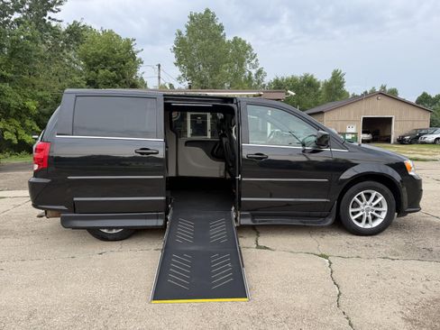 Used 2019 Dodge Grand Caravan SXT FWD image 29