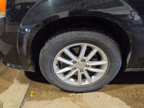 Used 2018 Dodge Grand Caravan SXT FWD image 3