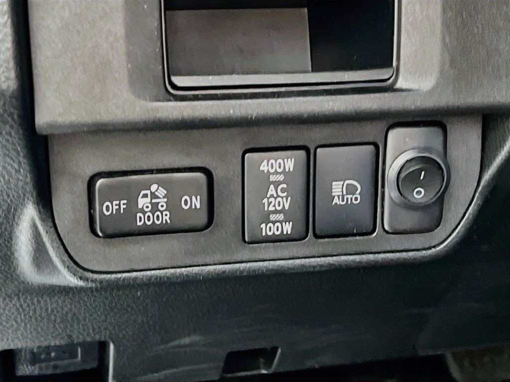 Used 2018 Toyota Tacoma TRD Off-Road w/ Technology Package AWD/4WD image 10