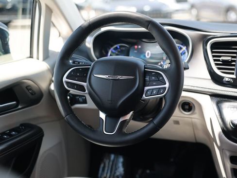 Used 2024 Chrysler Pacifica Limited FWD image 26
