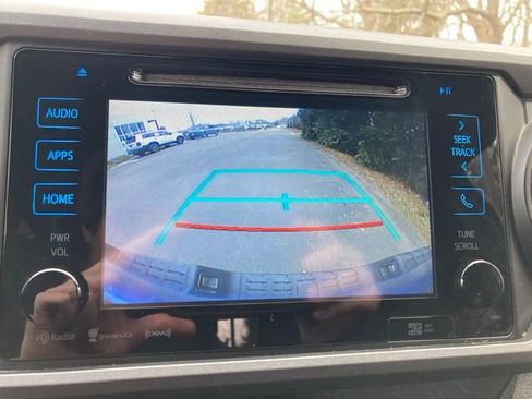 Used 2017 Toyota Tacoma TRD Sport w/ Tow Package (A/T) image 33